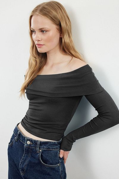 Trendyol Collection Flexible Strickbluse – Anthrazitfarbener Carmen-Kragen, kurz, TWOAW25BZ00008