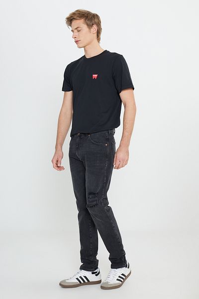 WRANGLER Larston Slim Fit Schmal geschnittene Jeans mit niedriger Taille und schmalem Bein, schwarze Stretch-Jeans für Herren