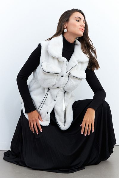Cool & Sexy Women's Ecru Faux Fur Pocket Vest Mk66