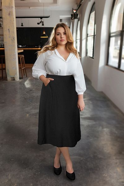 Trendyol Curve تنورة سوداء كبيرة الحجم منسوجة بسحاب وظهر مطاطي TBBAW25AZ00009