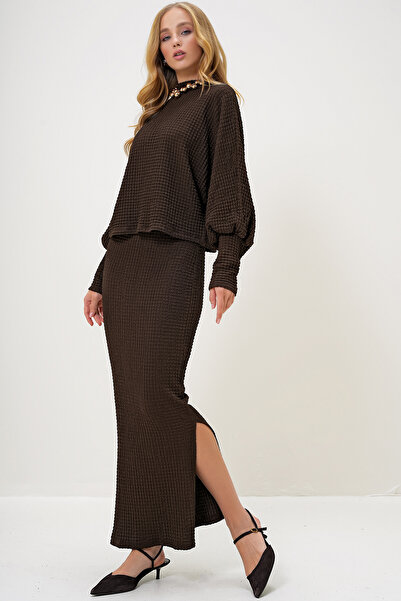 Trend Alaçatı Stili Braunes Set aus Seersuckerbluse und Rock mit Schlitz – Stehkragen ALC-X13261