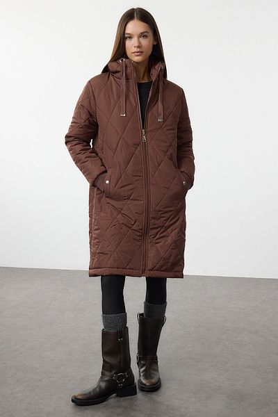 Trendyol Collection Hnědý prošívaný kabát Regular Fit s kapucí Twoaw25Mo00309