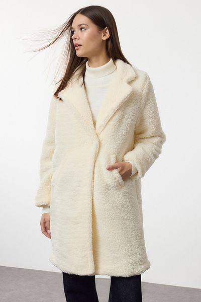Trendyol Collection Ecru běžný plyšový midi kabát Twoaw25Kb00108