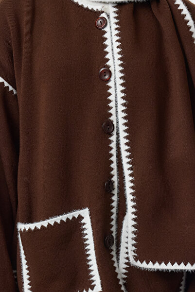 Trendyol Collection Měkký pletený svetr s širokým střihem a detailem vousů - hnědý Twoaw25Hi00006