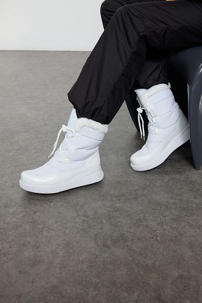 TRENDYOL SHOES Γυναικείες μπότες χιονιού με λευκά υδατοαπωθητικά κορδόνια με κοντό επίπεδο τακούνι TAKAW25BO00023