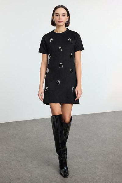 Trendyol Collection Černé mini semišové pletené šaty – výstřih, kamenný detail, ptačí oko, Twoaw24El00523