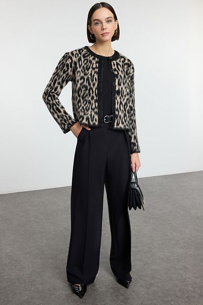 Trendyol Collection Brauner Strick-Cardigan mit Leopardenmuster TWOAW25HI00378