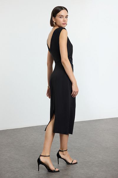 Trendyol Collection Černé rovné vycpané tkané šaty Twoaw25El00361