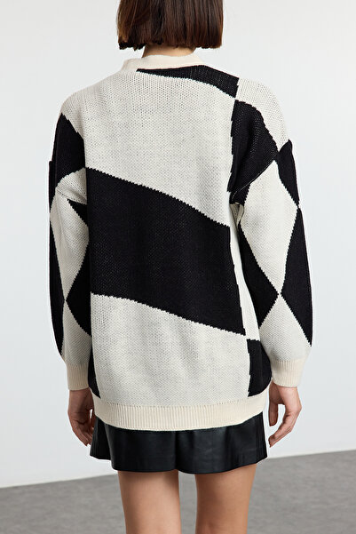 Edit by Trendyol Ecru Geometric Print V-Neck Sweater Cardigan Tedaw25Hi00015