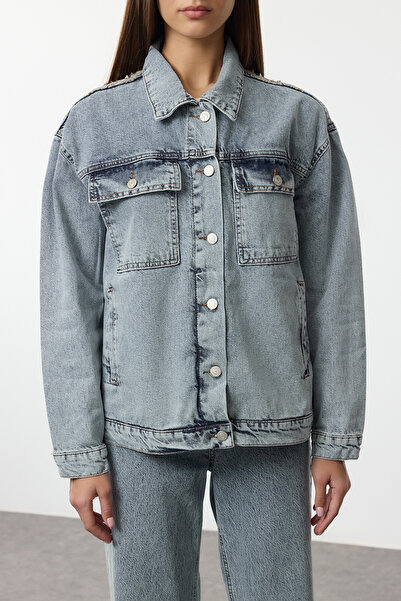 Trendyol Collection Oversize farmerdzseki kék hímzéssel és kiegészítőkkel TWOAW25CE00081