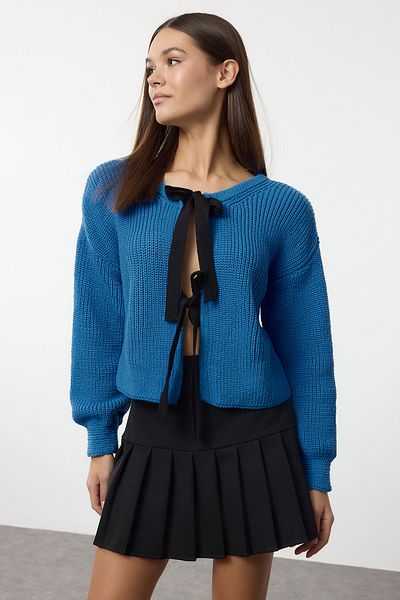 Trendyol Collection Pulover de tricotaj crop albastru deschis - cu două fețe, panglică purtabilă și detaliu fundă TWOAW25KZ00074
