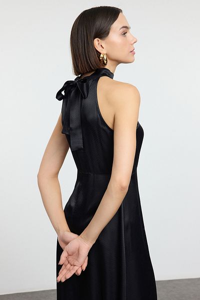 Trendyol Collection Černé saténové midi šaty – A-Line, Jacquard, Udržitelně tkané Twoaw25El00563