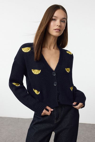 Trendyol Collection Sötétkék V-nyakú hímzett kötött kardigán - puha textúra TWOAW24HI00237