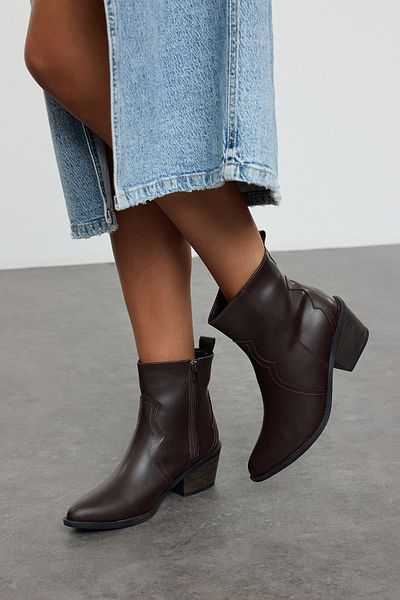 TRENDYOL SHOES Коричневі жіночі ковбойські чоботи на підборах TAKAW25BO00033