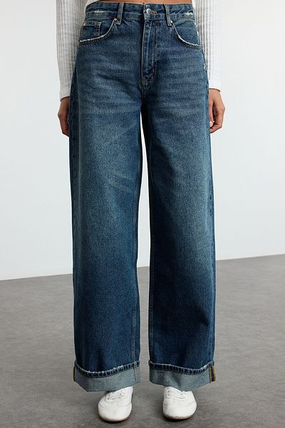 Trendyol Collection Sötétkék, hajtogatott lábú, normál derekú gördeszka táskás farmernadrág TWOSS25JE00001
