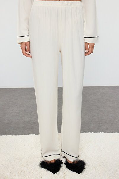 Trendyol Collection Weißes, mit Herzen besticktes, geripptes Viskose-Pyjama-Set THMAW25PT00179