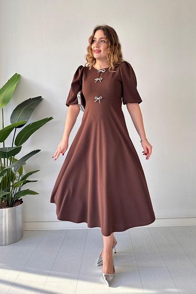 MaziButik Καφέ κρεπ φόρεμα - Τρεις λεπτομέρειες με φιόγκο