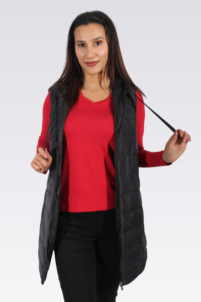 TOLGA SARAÇOĞLU 70041 VESTĂ LUNGĂ MATLASATĂ NEGRĂ CU GLUGĂ