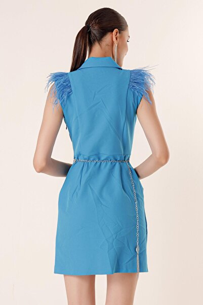 By Saygı Detailní přepásané šaty s dvojitým nákrčníkem