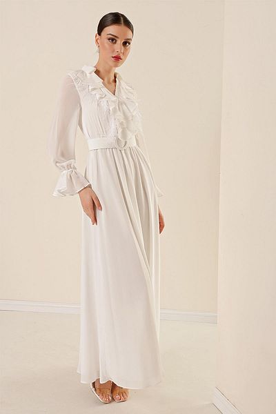 By Saygı Langes Chiffonkleid mit Polokragen, Volant mit halber Knopfleiste vorne und Federdetail, Taillengürtel und Futter in Ecru