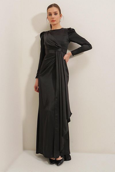 By Saygı Langärmliges Satin-Kleid mit Falten vorne und detailliertem Futter