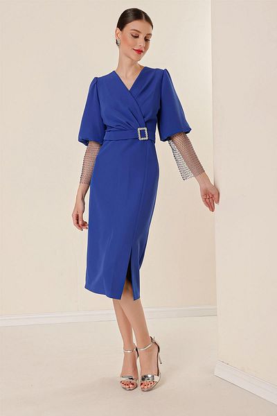 By Saygı Großes Kleid mit zweireihigem Kragen, Ballonärmeln und Perlendetail