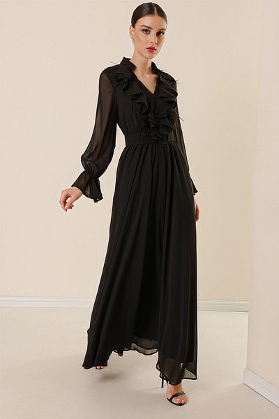 By Saygı Langes Chiffonkleid mit Polokragen, halb geknöpfter Vorderseite, Volant und Federn, detaillierter Taillengürtel