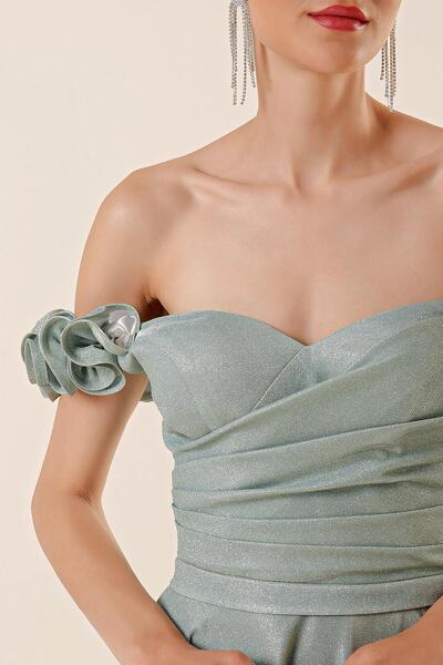 By Saygı Salátové dlouhé šaty s podšívkou přes ramena