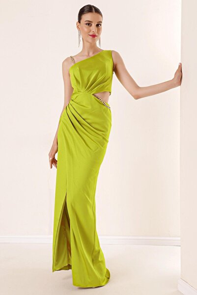 By Saygı Saténové večerní šaty s nízkým řetízkem na jedno rameno