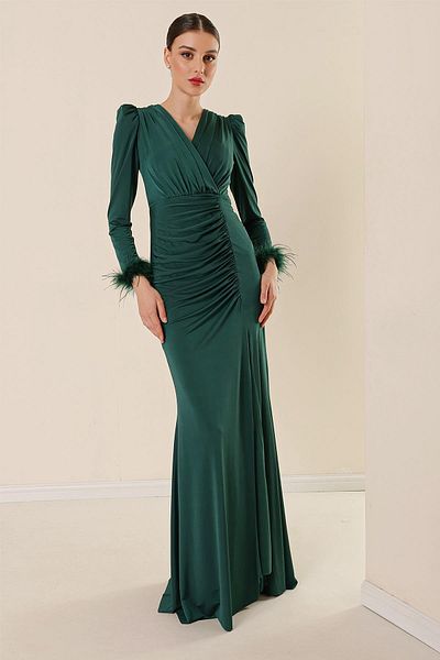 By Saygı Zweireihiges, pelziges, mit Kristallen gefüttertes, langes Kleid aus Kristallstoff