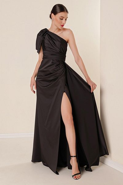 By Saygı Langes Kleid aus Satin mit einem Ärmel und Drapierung vorne