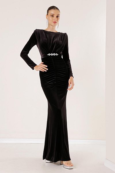 By Saygı Langes Samtkleid mit plissierter Vorderseite und Gürtel