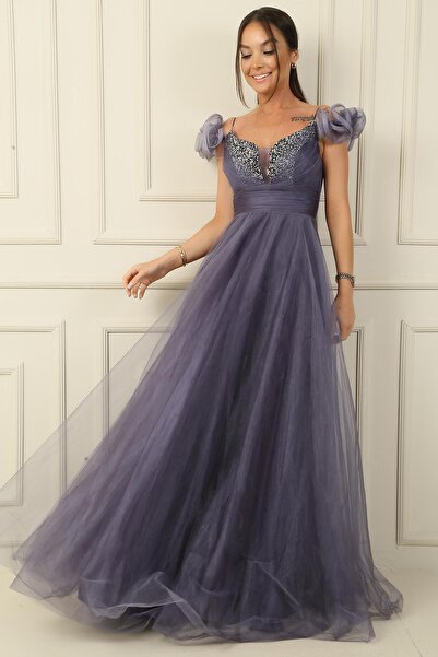 By Saygı Φόρεμα από μακρύ τούλι με λεπτομερή κόσμημα V-λαιμόκοψη - λουράκι από σχοινί, χαμηλό μανίκι