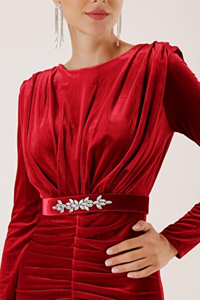 By Saygı Hosszú bársonyruha hajtogatott elől és övvel