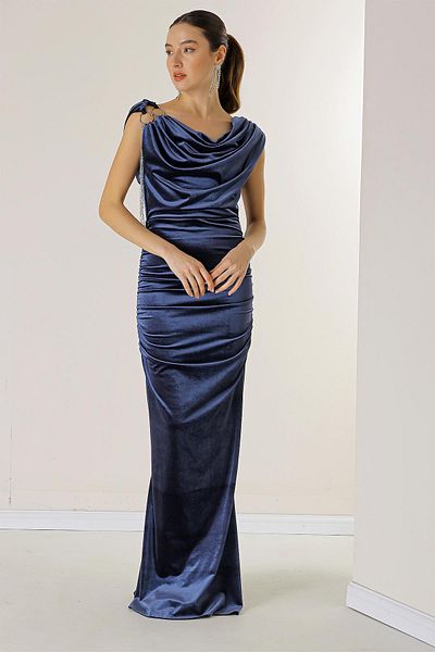 By Saygı Langes Samtkleid mit One-Shoulder-Träger und Kette