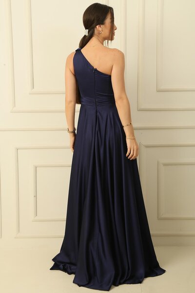 By Saygı Podšívané krepové šaty na jedno rameno