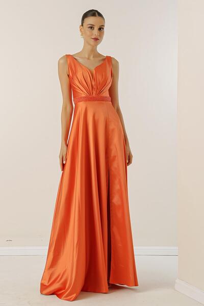 By Saygı Dlouhé saténové šaty s širokým výstřihem a širokým páskem v pase s korálky a podšívkou