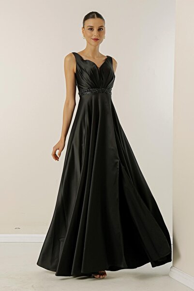 By Saygı Dlouhé saténové šaty s širokým výstřihem a širokým páskem v pase s korálky a podšívkou