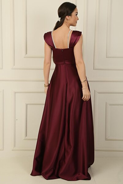 By Saygı Dlouhé saténové šaty - pásek, kamenný detail, čtvercový límec a podšívka