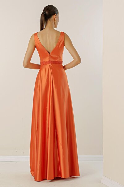 By Saygı Dlouhé saténové šaty s širokým výstřihem a širokým páskem v pase s korálky a podšívkou