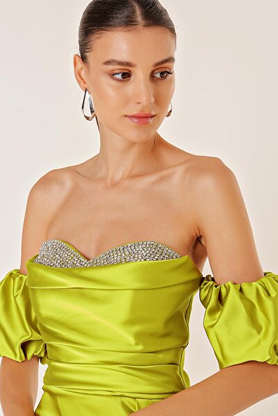 By Saygı Μακρύ σατέν φόρεμα με ντραπέ χαμηλά μανίκια καρπούζι με λεπτομέρεια από πέτρα στο στήθος