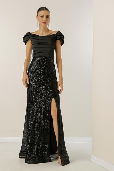 By Saygı Langes Kleid mit Madonna-Ausschnitt und niedrigen Ärmeln vorne, drapiertes Aster-Oberteil, Satin-Unterseite und Pailletten
