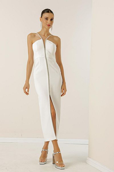 By Saygı Abendkleid aus beschichtetem Crêpe mit Steindetail und Schlitz vorne
