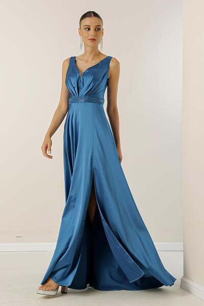 By Saygı Dlouhé saténové šaty s širokým výstřihem a širokým páskem v pase s korálky a podšívkou