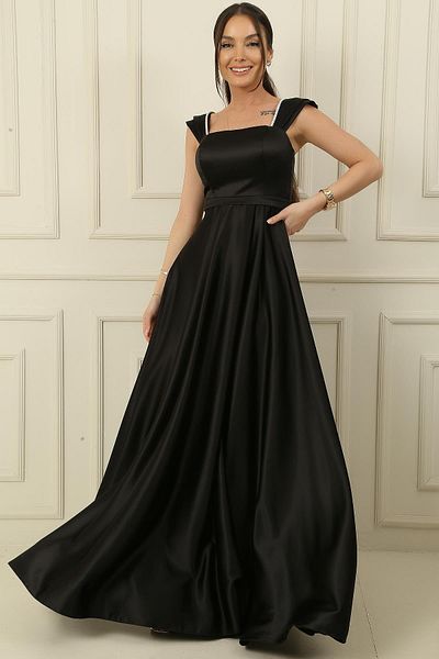 By Saygı Langes Kleid aus Satin mit Trägern und Steindetails und quadratischem Kragen