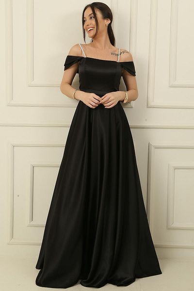 By Saygı Langes Kleid aus Satin mit Trägern und Steindetails und quadratischem Kragen