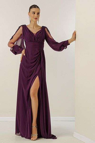 By Saygı Langes Kleid aus Chiffon mit V-Ausschnitt vorne, drapierten, gefütterten Ärmeln, Tüll-Guipure-Detail und weitem Schnitt