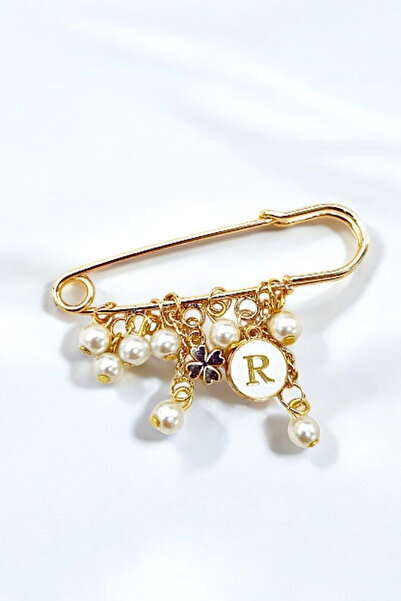 PETEK AKSESUAR Incili Harf Sallantılı Yonca Detaylı Iskoç Iğnelik Broş