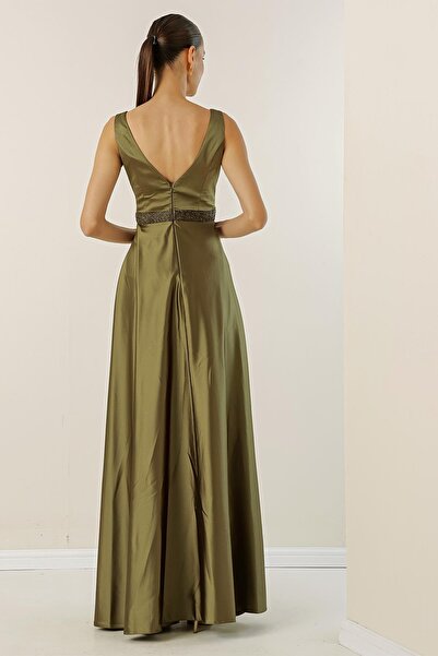 By Saygı Dlouhé saténové šaty s širokým výstřihem a širokým páskem v pase s korálky a podšívkou