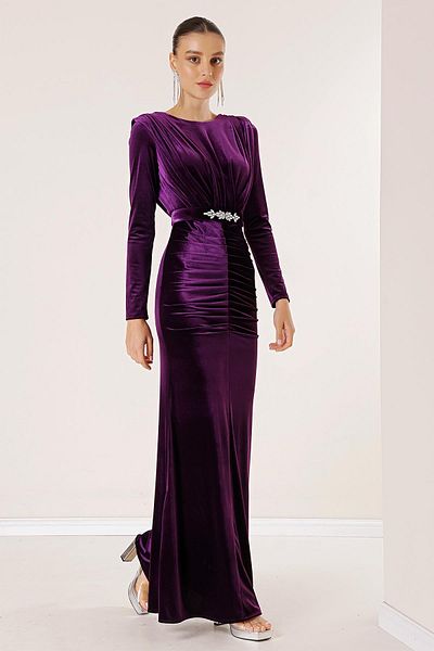 By Saygı Langes Samtkleid mit plissierter Vorderseite und Gürtel